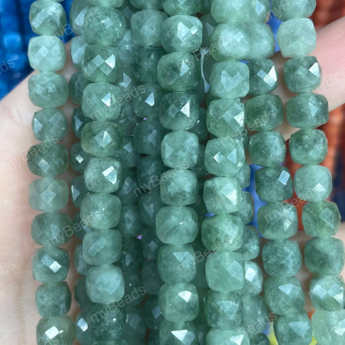 Кварц изумрудный 8 мм, граненые бусины - кубики (нить 38 см)