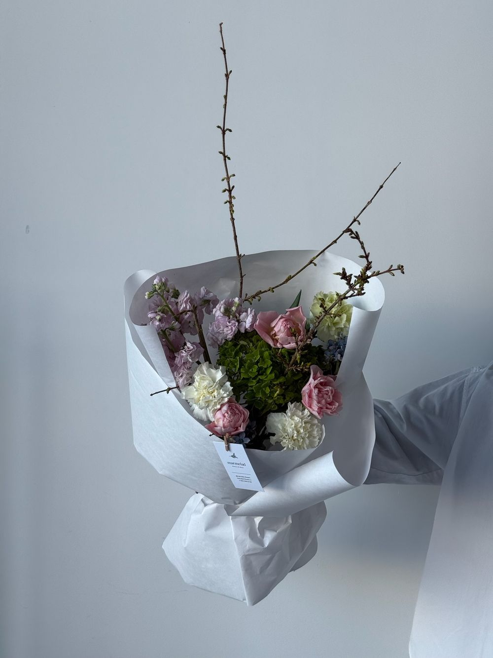 Букет из маттиолы, форзиции, тюльпанов, диантусов и оксипеталума