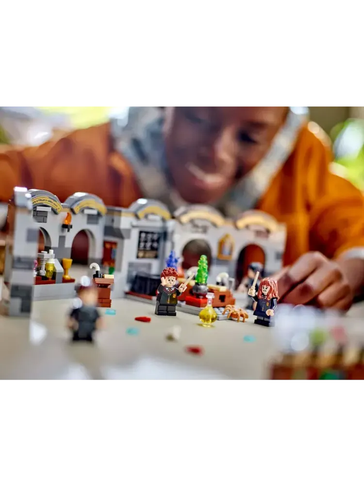 Набор Harry Potter 76431 Замок Хогвартс: Урок зельеварения