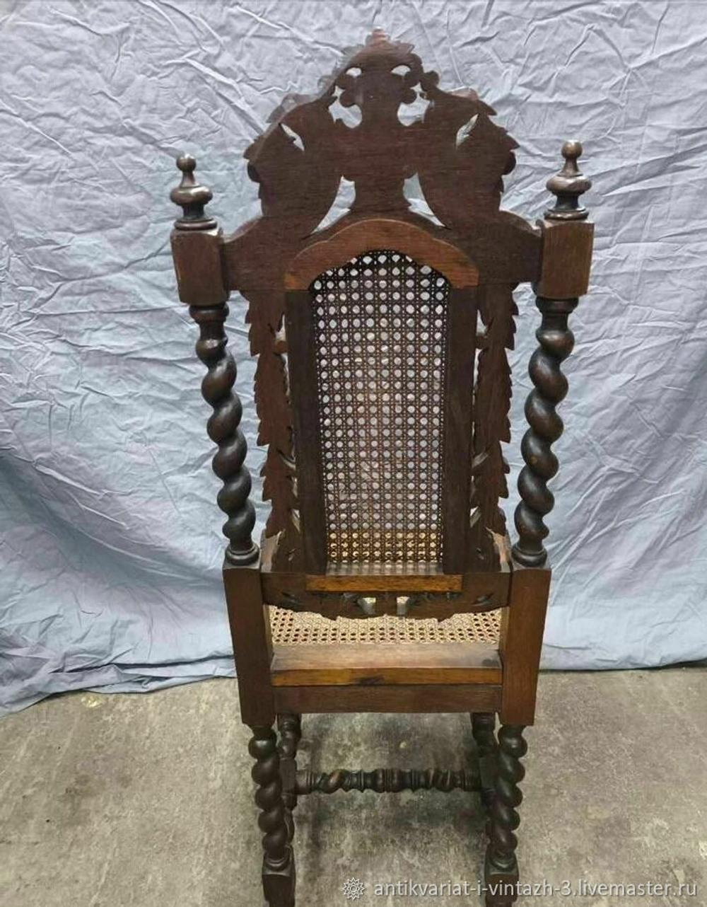 Старинный стул с ротангом