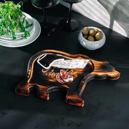 Деревянная менажница "Медведь" из кедра для подачи блюд и закусок с гравировкой "Never say Never"