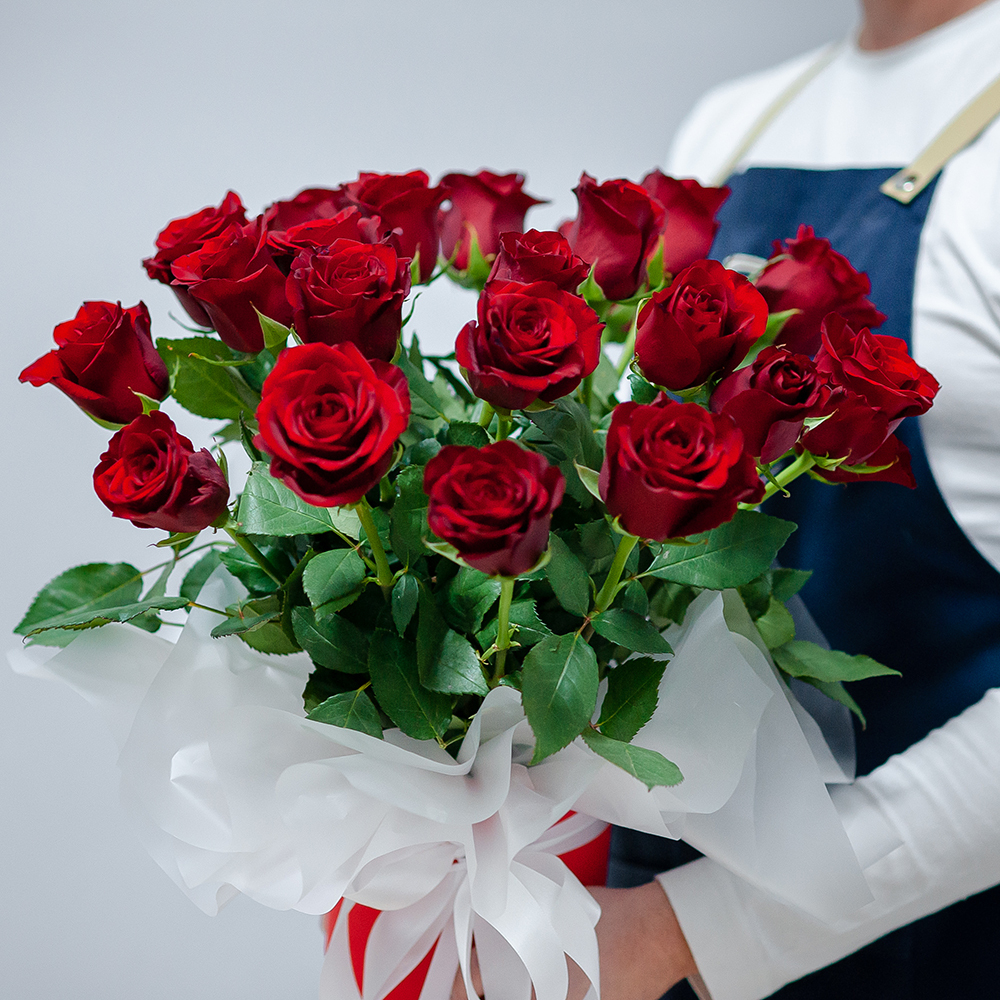 21 красная роза в шляпной коробке