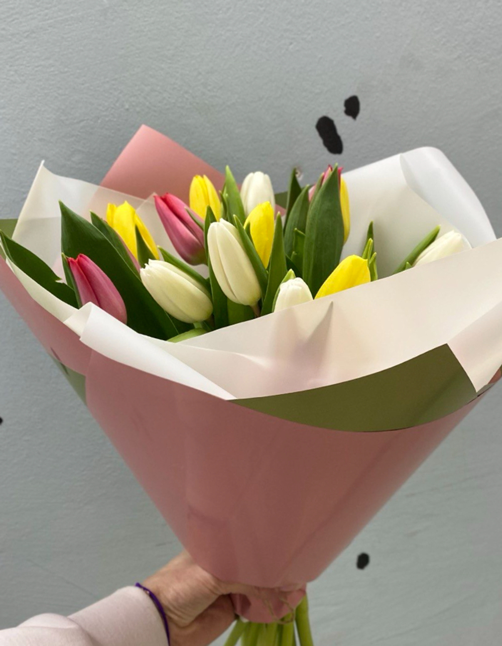 Букет из 15 белых, жёлтых и розовых тюльпанов