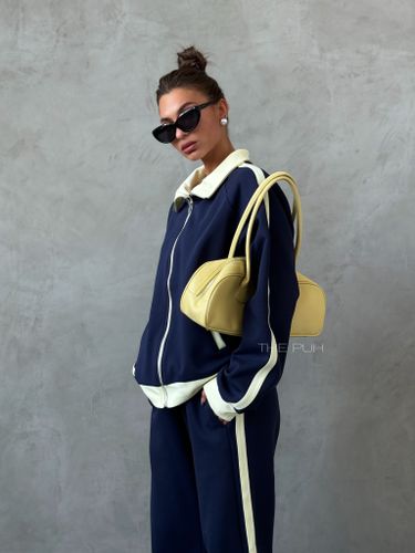 Синий спортивный костюм с лампасами