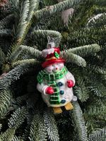 Новогодняя игрушка Снеговик в зеленом шарфике стекло