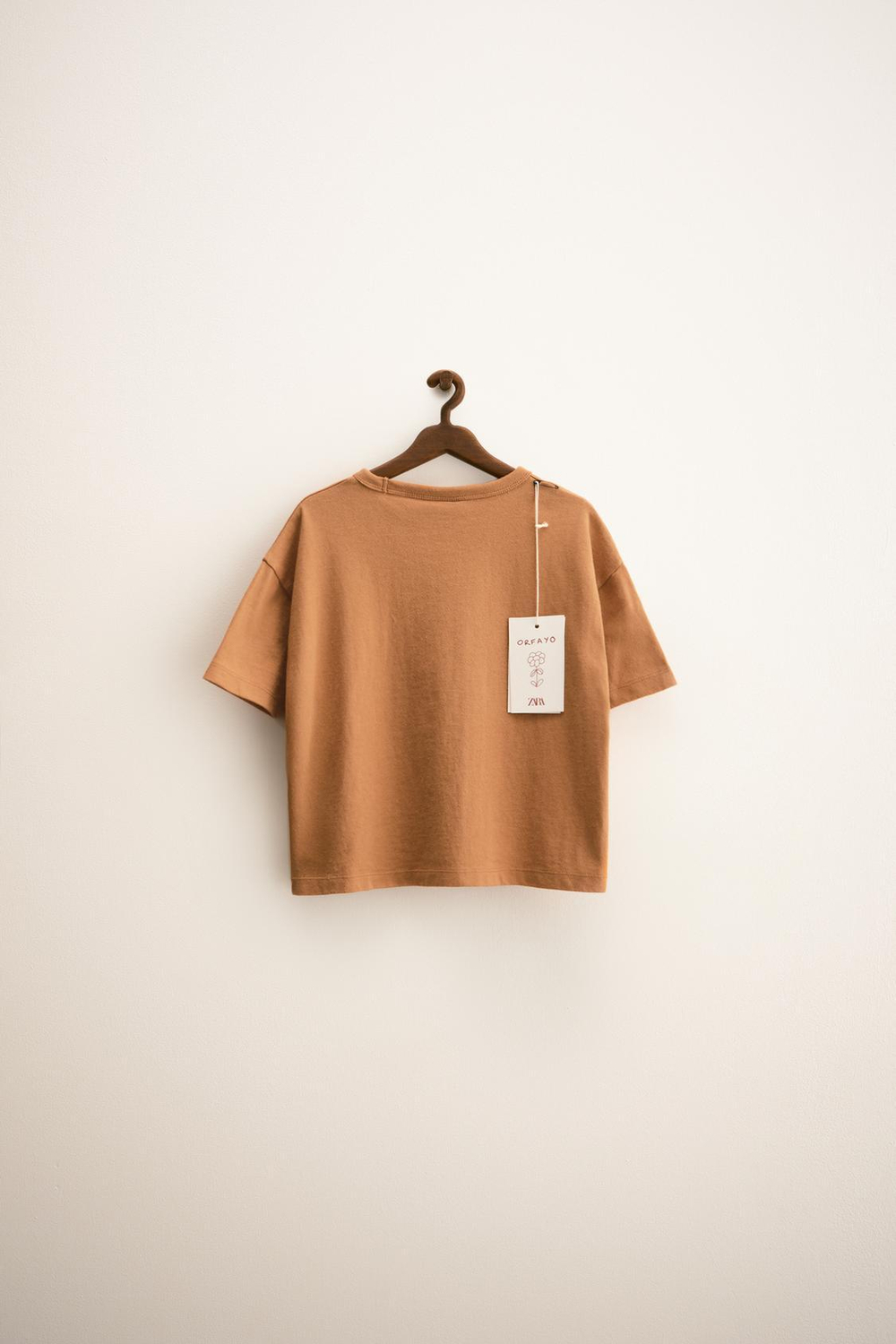 ZARA ZARA TIMELESS — ФУТБОЛКА С ВЫШИВКОЙ ORFAYO ©, ЧЕРЕПИЧНЫЙ