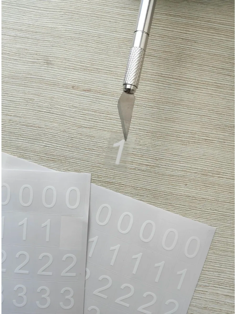 Наклейки цифры белые от 0 до 9, прозрачный фон 13*19мм