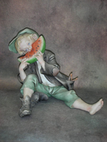 Статуэтка. Фарфор. Уличный мальчик, поедающий арбуз. Capodimonte. Италия