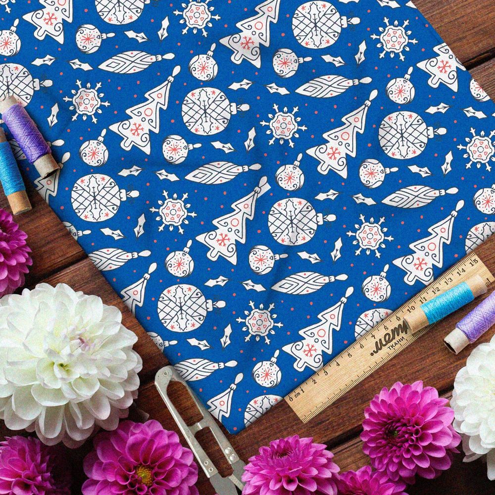 Ткань ниагара ёлочные игрушки на синем фоне