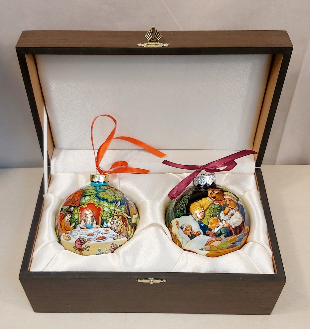 Набор новогодних шаров с полной росписью "Алиса в стране чудес" и  "Маша и медведи"