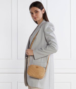 Кожаная сумка-мессенджер Kira Chevron Camera TORY BURCH - коричневый(152353)