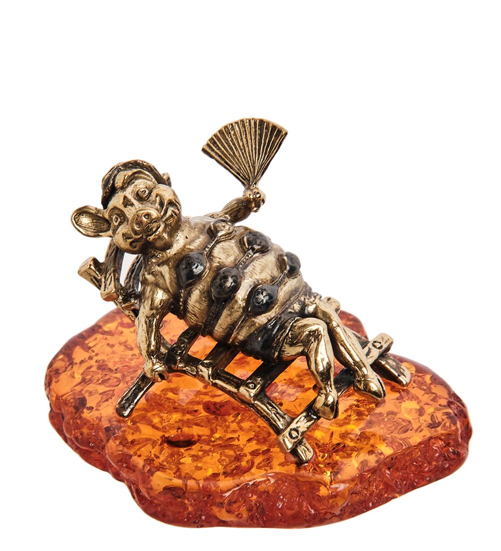 Народные промыслы AM-1589 Фигурка «Свинья Фифа на пляже» (латунь, янтарь)