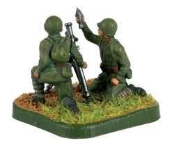 Советский 82-мм миномёт с расчётом