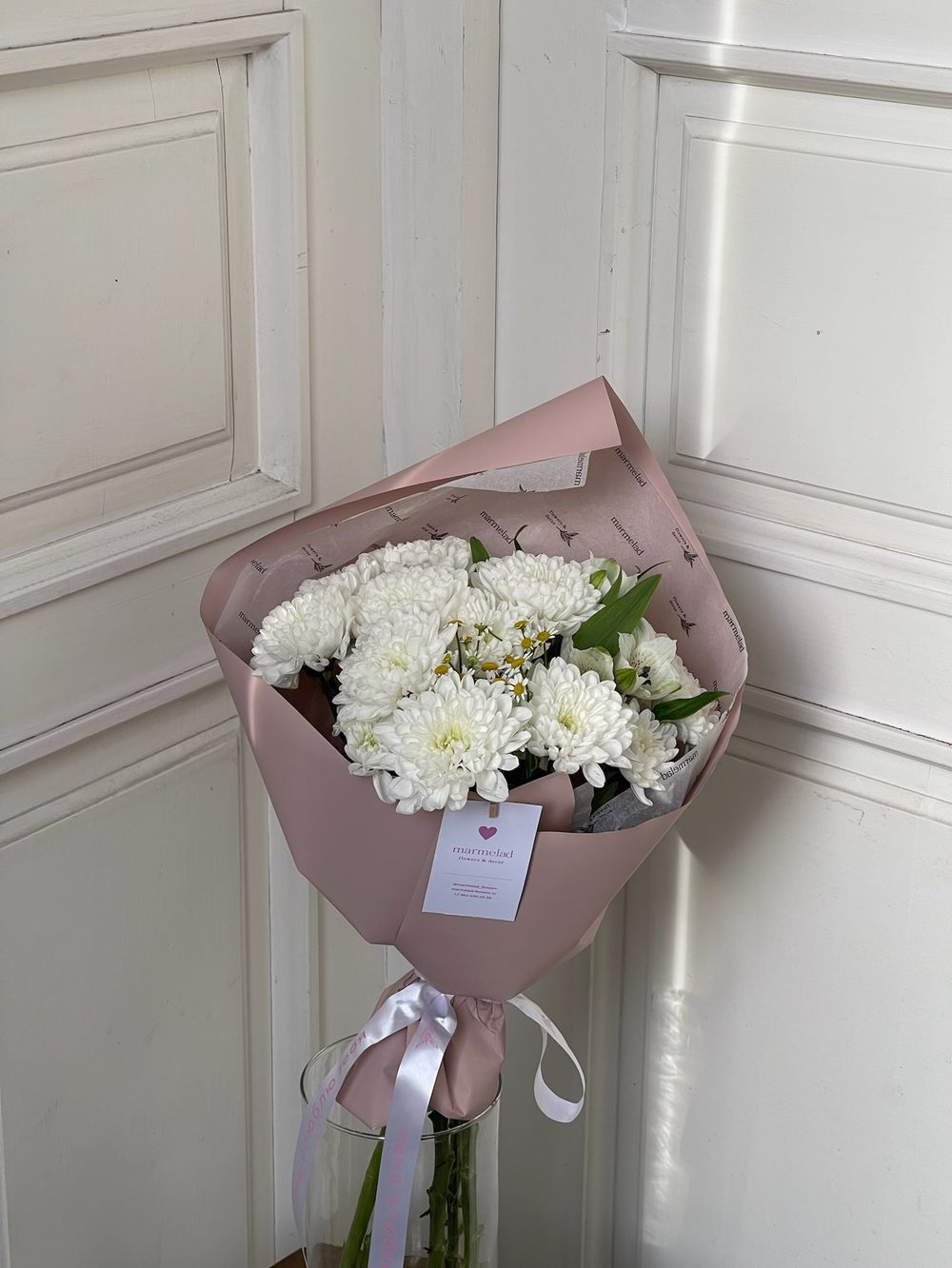 Авторский кулек из хризантемы, ромашки и альстромерии