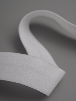 Бейка эластичная холодная белая матовая ширина 15 мм