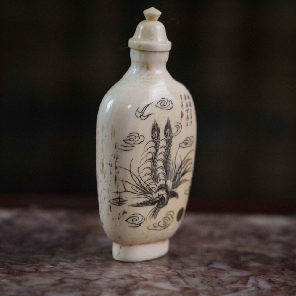 Китайская табакерка из слоновой кости с изображением птицы Феникс — Фэнхуан