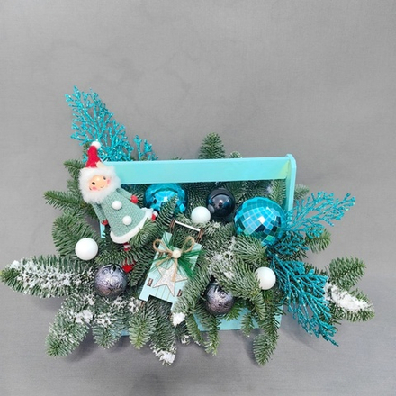 Новогодняя композиция в деревянном ящике