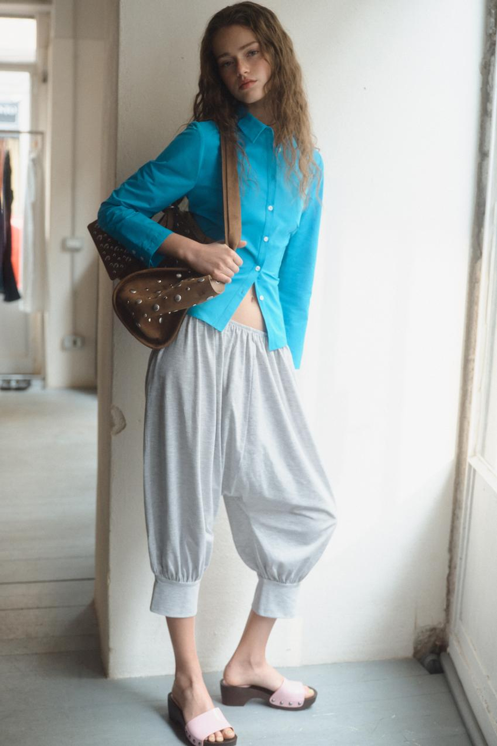 ZARA ПРИТАЛЕННАЯ РУБАШКА ИЗ ТАФТЫ, СИНИЙ ЭЛЕКТРИК