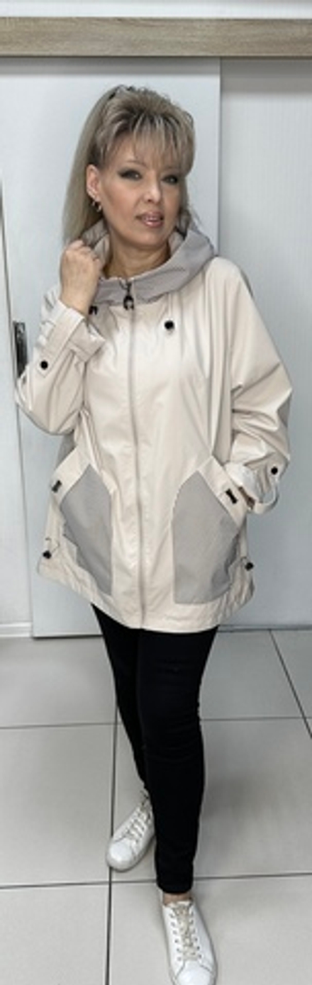 Весенняя бежевая куртка-ветровка с полосатой отделкой