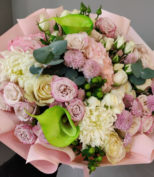 Интересный букет с каллами и гортензией