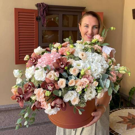 Цветы в коробке в Москве. Купить букеты из живых цветов в коробке с доставкой в интернет-магазине