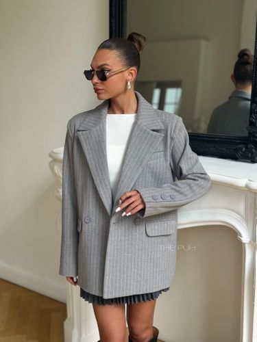 Серый двубортный жакет в полоску