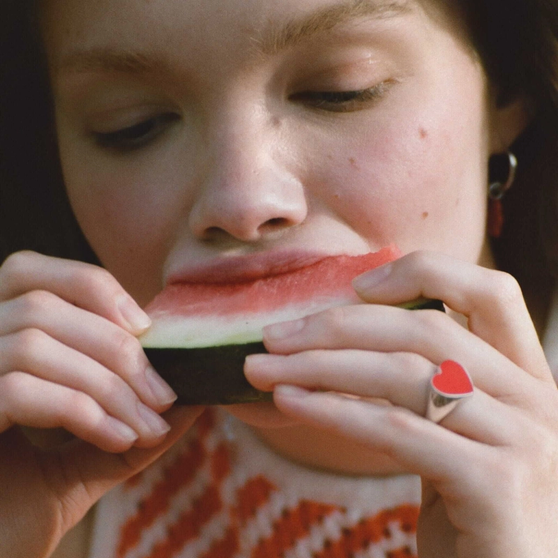 Кольцо-печатка Серебряное Большое с Красным Сердцем