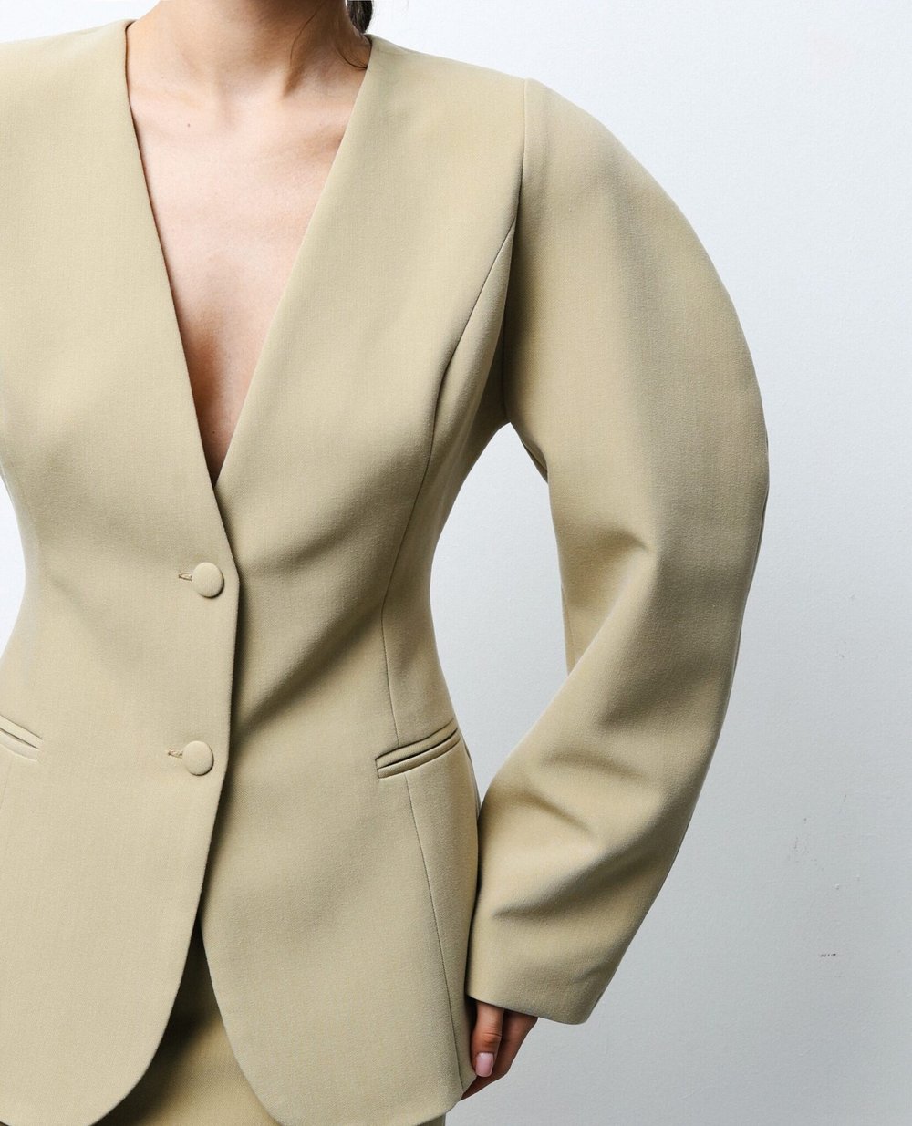 Пиджак с объемными рукавами олива