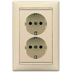 4370 Розетка двойная кремовая Legrand Valena Classic