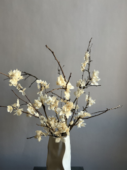 Композиция в вазе Сакура молочная