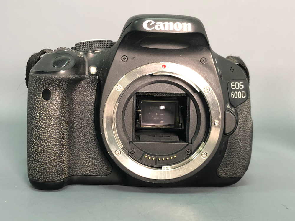 Canon 600D + kit 18-55mm 18.400 кадров