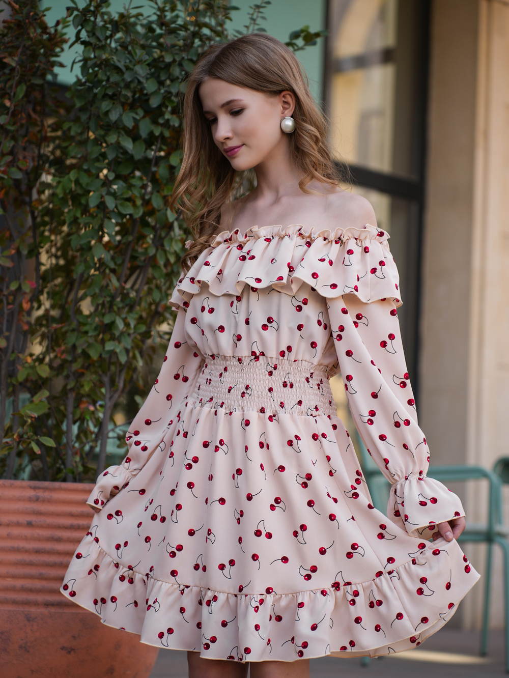 Платье для девочки нарядное с вишнями молочное