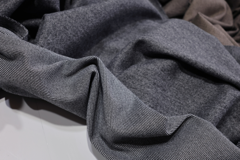 СЕРЫЙ - Трикотаж БРАШ полосочка (КРВ602 Елена) (к1 дефект кромки + след от трубки)