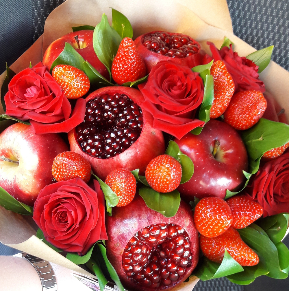 Букет из гранатов, красных роз, яблок и клубники