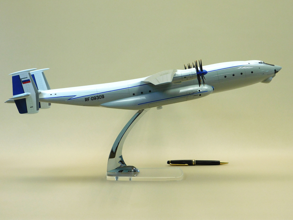 Модель самолета Ан-22 (М1:100, ВТА России, RA-09309)