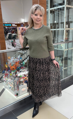 Оливковый короткий джемпер с жемчужной отделкой по горловине