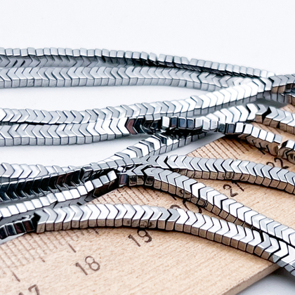 Гематит Стрелка бусины (имитация), цвет серебристый, размер около 2*3 мм, цена за отрезок 19 см (1/2 нити)