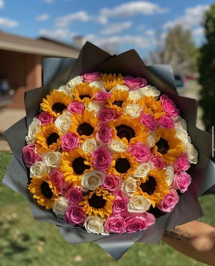 Букет из подсолнухов и роз «Поцелуй солнца»