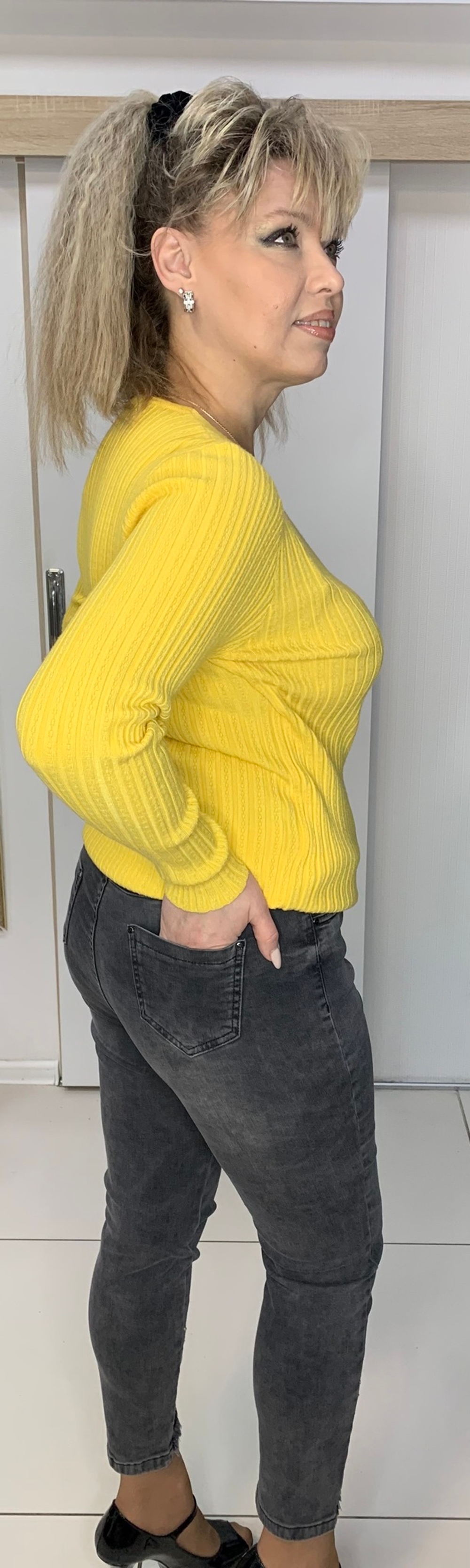 Серые зауженные джинсы с "ромашками"