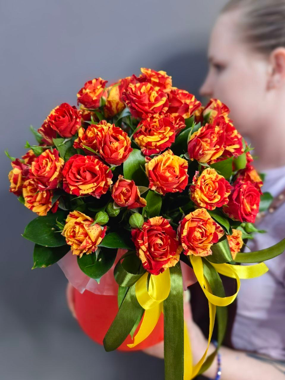 Коробка с кустовыми розами сорта "Fire flash"