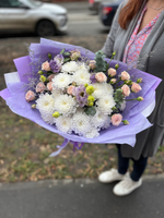 Сиреневый букет с персиковыми розами