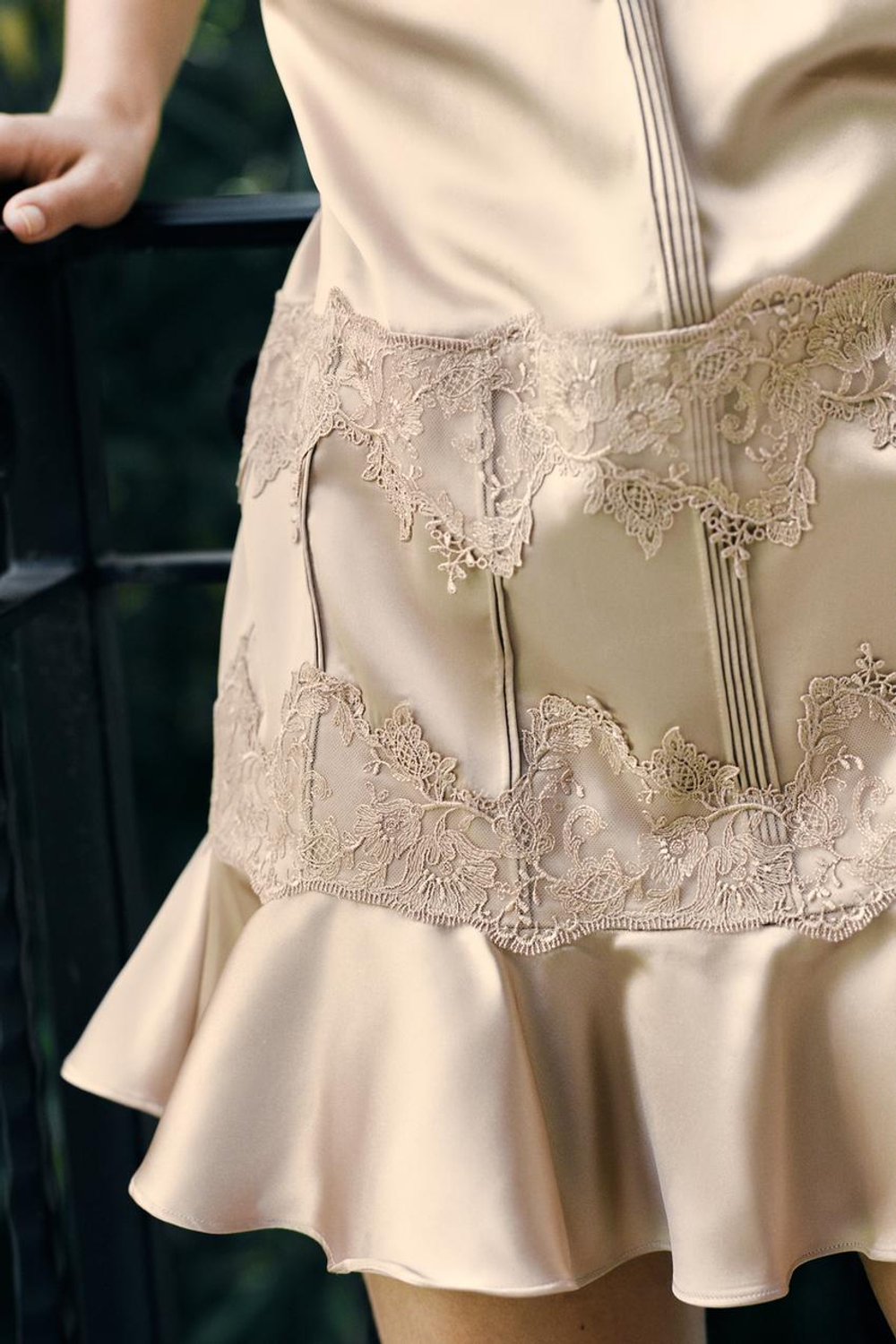 ZARA МИНИ-ПЛАТЬЕ ИЗ АТЛАСА С КРУЖЕВОМ И ВОЛАНАМИ, РЫЖЕВАТО-КОРИЧНЕВЫЙ
