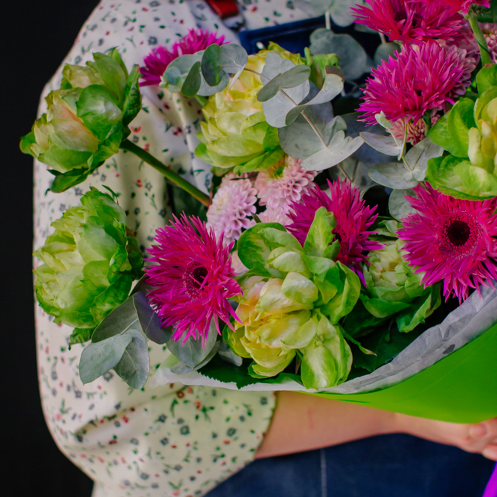 28. Эффектный стильный букет с гермини и розами