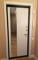 Дверь Входная Лабиринт CLASSIC шагрень черная 19 С зеркалом Белый софт