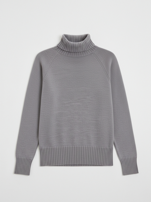 Свитер с высокой горловиной в рубчик