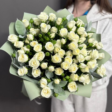 Букет из 13 белых кустовых роз с белым рускусом