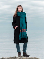 Шерстяной палантин с вышивкой