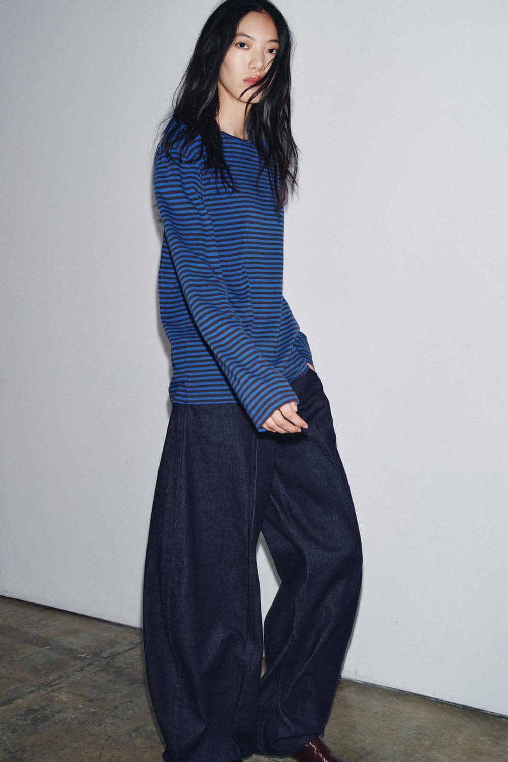 ZARA ФУТБОЛКА В ПОЛОСКУ С ДЛИННЫМИ РУКАВАМИ, КОРИЧНЕВО-СИНИЙ