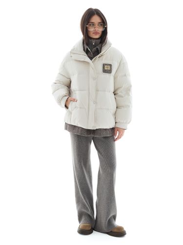 Бежевый пуховик с комбинированной рубашкой