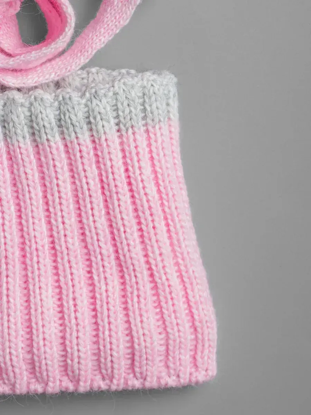 Шапка зимняя для девочки со снудом и помпонами